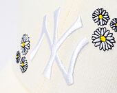 Dámská kšiltovka New Era 9FORTY Womens MLB Denim Daisy New York Yankees Stone / Optic White