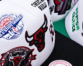 Kšiltovka Mitchell & Ness - Gridlock Trucker - Chicago Bulls - White