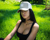 Kšiltovka New Era Essential New York Yankees 9FORTY TRUCKER Camel/White Snapback