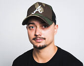 Kšiltovka New Era League Essential Trucker Atlanta Braves 9FORTY Woodland Camo/White Snapback