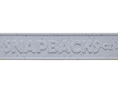 Náramek na ruku s nápisem Snapbacks.cz – Cement Print