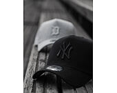 Kšiltovka New Era 9FORTY A-Frame Trucker New York Yankees Essential Jersey Black/Black Snapback