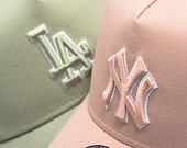 Kšiltovka New Era - MLB Outline 9FORTY A-Frame Trucker - NY Yankees - Pink Rouge / White