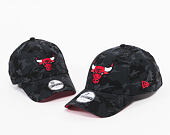 Kšiltovka New Era Camo Team Chicago Bulls 9FORTY Black Camo/Scarlet Strapback