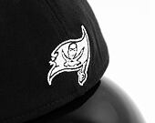 Kšiltovka New Era 39THIRTY NFL22 Sideline Tampa Bay Buccaneers Black / White
